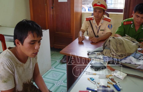 CSGT bắt “nóng” hai đối tượng trộm cắp xe máy