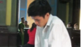 Xót xa bé lớp 5 vô tư "yêu" anh hàng xóm trong nhà hoang