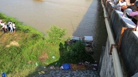  Sau nhiều tháng, phát hiện xác phụ nữ bị cát vùi dưới đáy sông