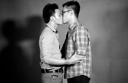 "FirstKISS": Phim về cảm xúc khi hôn người lạ, đồng tính ra mắt