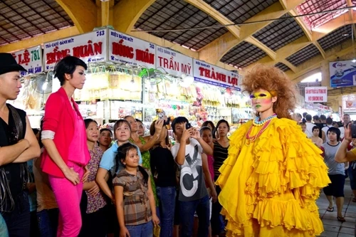 "Chân dài" Top model "đại náo" chợ Bến Thành
