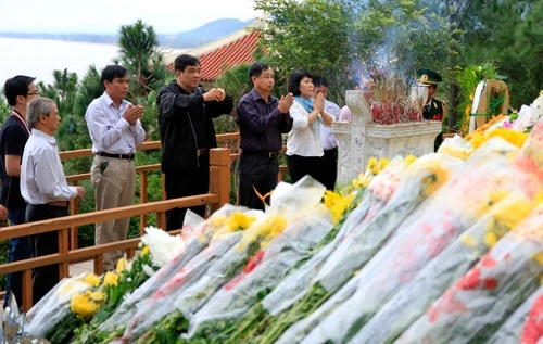 Hơn 50.000 người viếng mộ Đại tướng Võ Nguyên Giáp hai ngày lễ