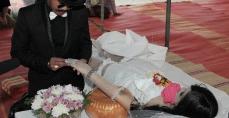 Người đàn ông chung thủy quyết lấy bạn gái đã chết