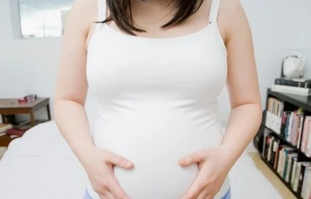 Ép bạn gái mang thai bán dâm cho 20 khách