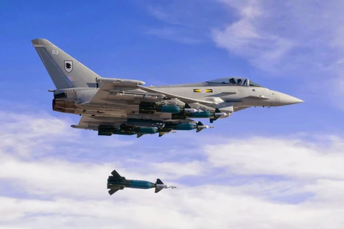 [ẢNH] "Cuồng phong" Anh dùng bom siêu chính xác tiêu diệt 6 hang ổ phiến quân IS tại Trung Đông