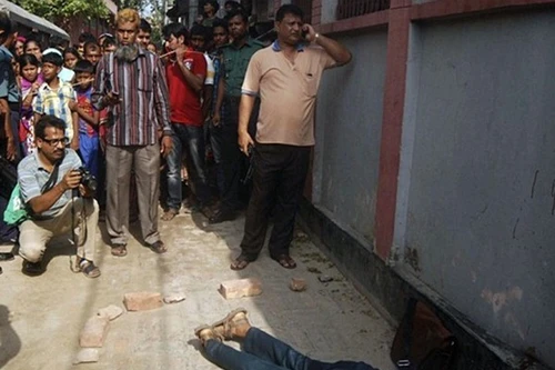 Bangladesh: Giáo sư bị giết chết bằng dao phay trên đường đi dạy