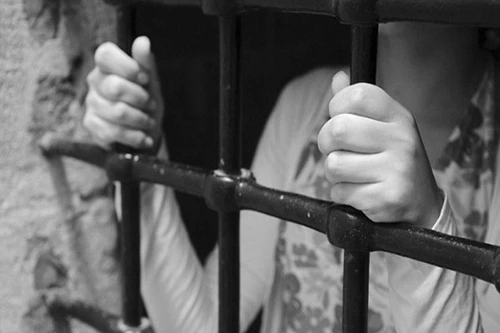 Cô gái chuyển giới bị hãm hiếp 2.000 lần trong nhà tù nam 