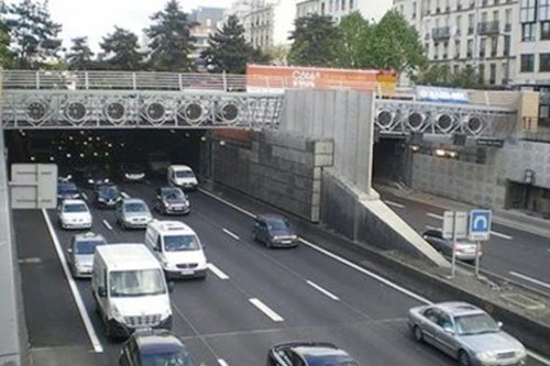 Bị giật túi trang sức 5 triệu euro trong lúc tắc đường ở Paris