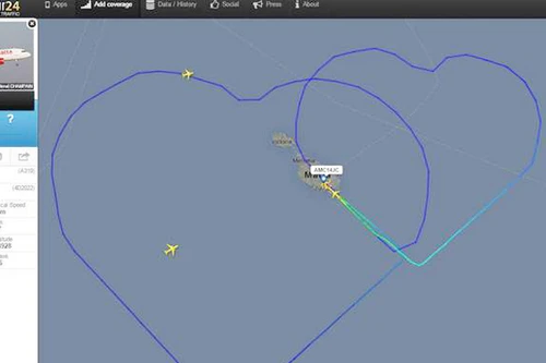 Lái máy bay theo hình trái tim mừng đám cưới