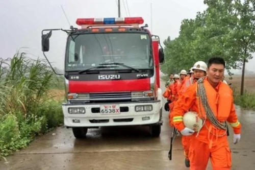 Kịch tính vụ giải cứu bé trai 3 tuổi rơi xuống giếng sâu