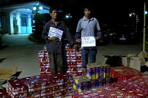 2 người Trung Quốc buôn lậu pháo qua biên giới
