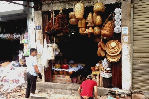 Người dân phố cổ Hà Nội tự tháo dỡ bục bệ, mái vẩy
