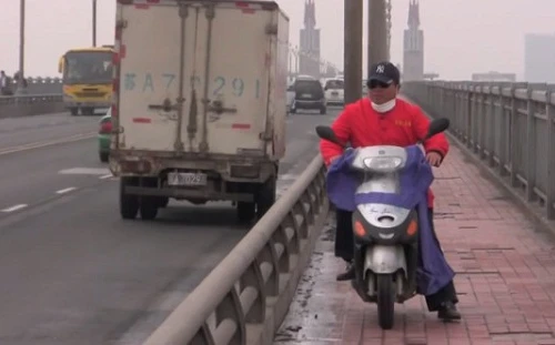 "Người hùng" ngăn 300 người muốn nhảy cầu tự tử