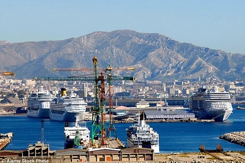 Pháp sơ tán phà chở khách ở cảng Marseille sau vụ nổ