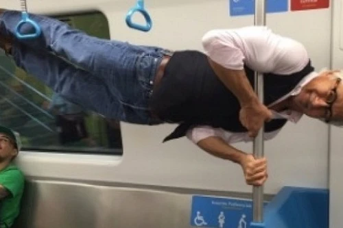 "Soái ca" 70 tuổi gây sốt với động tác thể hình khó