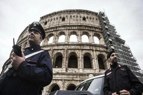 Dân mạng phát sốt vì hành động đẹp của cảnh sát Rome