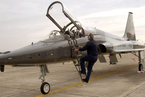 Rơi máy bay huấn luyện T-38, phi công Mỹ - Nhật Bản cùng thiệt mạng