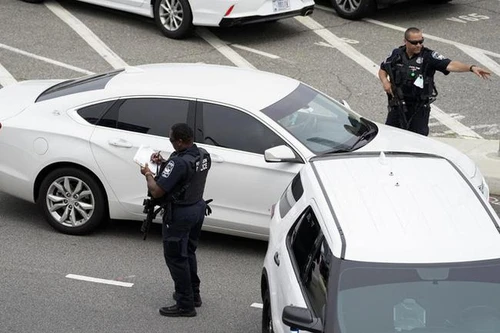 Lầu Năm Góc bị phong tỏa, một cảnh sát bị đâm thiệt mạng