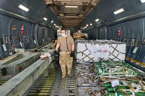 [ẢNH] Mỹ dùng máy bay vận tải khổng lồ viện trợ vật tư y tế cho Ấn Độ