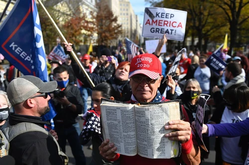 Người ủng hộ và chống đối ông Donald Trump đụng độ gần Nhà Trắng