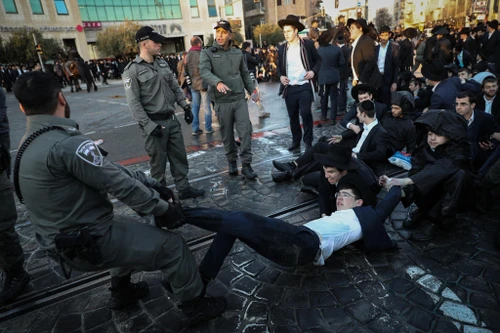 Người Palestine đụng độ với cảnh sát Israel sau lệnh ngừng bắn tại Dải Gaza