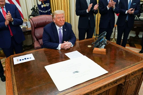 Phớt lờ quốc hội, Tổng thống Donald Trump sắp tung gói hỗ trợ kinh tế Mỹ