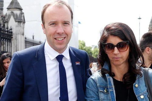 Bộ trưởng Y tế Anh từ chức vì vi phạm quy định chống dịch Covid-19