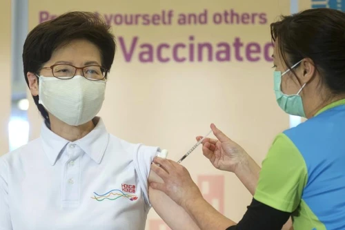 Trưởng đặc khu Hong Kong tiêm vaccine của Sinovac trên truyền hình trực tiếp