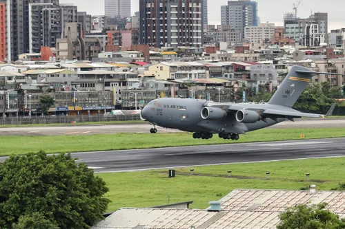 Mỹ đưa máy bay đến Đài Loan, Trung Quốc phản ứng gay gắt