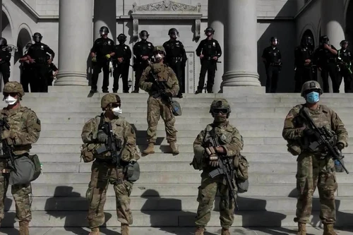 [ẢNH] FBI rà soát lý lịch của 25.000 vệ binh bảo vệ Washington D.C.