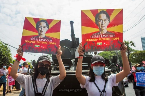 Quân đội Myanmar dừng dịch vụ internet, gia hạn tạm giam bà Aung San Suu Kyi