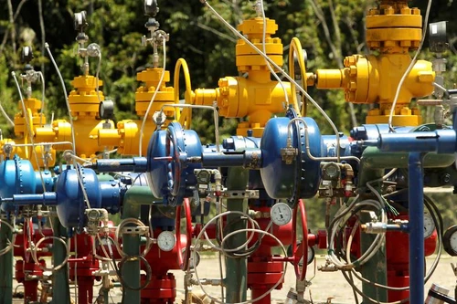 OPEC+ nhất trí tăng sản lượng để kiềm chế giá dầu mỏ