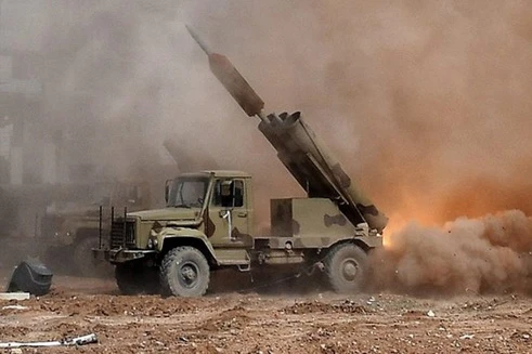 [ẢNH] Quân đội Syria đánh phá ác liệt Bắc Lattakia bằng rocket tự chế Golan