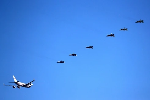 [ẢNH] Su-57 Nga biểu dương lực lượng hoành tráng nhưng vẫn... kém xa Mỹ