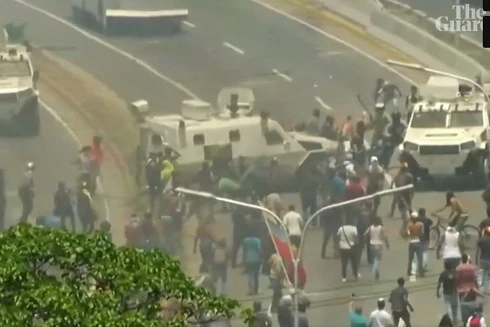 [ẢNH] Thiết giáp Venezuela đụng độ với người biểu tình do Trung Quốc sản xuất