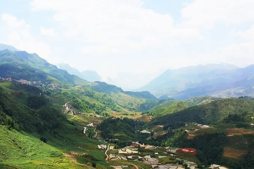 Khách du lịch đổ dồn về Sapa tránh nóng