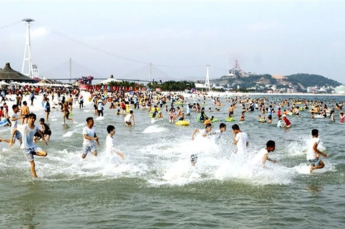Bãi tắm Hạ Long: Điểm đến sôi động mùa hè