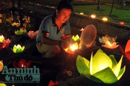 Hoa đăng rực sáng tưởng nhớ Đại tướng Võ Nguyên Giáp