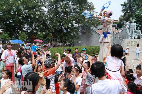 Không gian đi bộ quanh hồ Gươm rộn rã níu chân du khách...