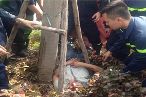 Giải cứu thành công nam thanh niên gặp tai nạn, kẹt dưới gốc cây