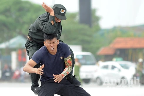 Xem Cảnh sát cơ động Hà Nội đánh võ, bắn súng điêu luyện