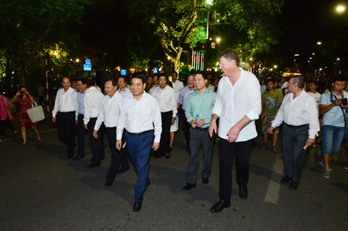 Người dân Hà Nội háo hức với phố đi bộ quanh hồ Hoàn Kiếm