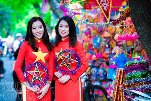 Điệu đà thiếu nữ Hà Nội đi chợ Trung thu phố cổ 