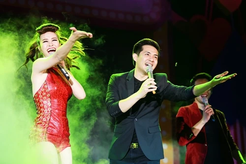 Đông Nhi - Ông Cao Thắng cùng tạo kỷ lục nhiều người hôn nhau nhất tại Việt Nam