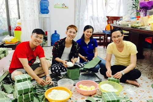 MC Quốc Bình "rủ rê" đồng nghiệp nấu bánh chưng