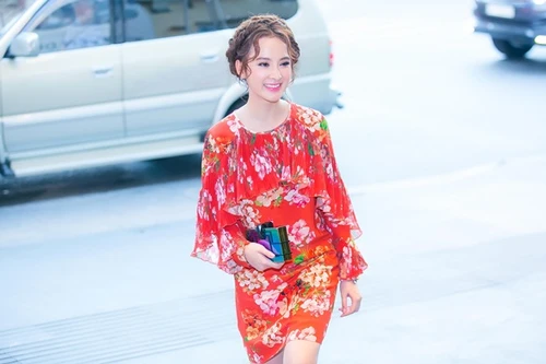 Vắng Trường Giang, Angela Phương Trinh lẻ loi giới thiệu phim mới 