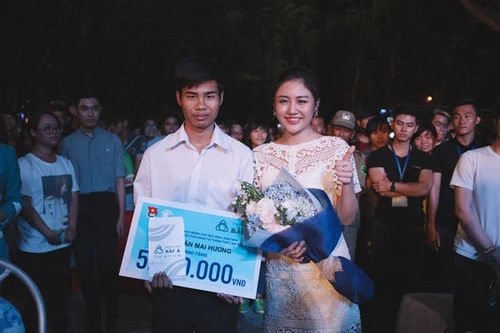 Văn mai Hương vượt rào đến bắt tay người hâm mộ Cần Thơ 