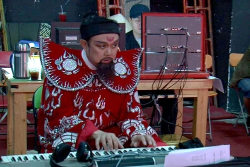 Danh hài Chí Tài khoe ngón đàn điệu nghệ