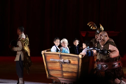 Con gái Hoàng Bách, con trai Lý Hải tham gia show Disney