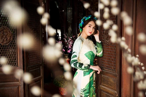 Ngọc Trinh đẹp dịu dàng trong áo dài đón Xuân